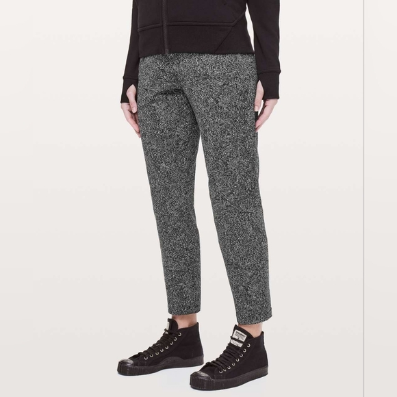 Lululemon On The Fly Pant *28"Feathered Jacquard Black White / Black 4 - Picture 1 of 7